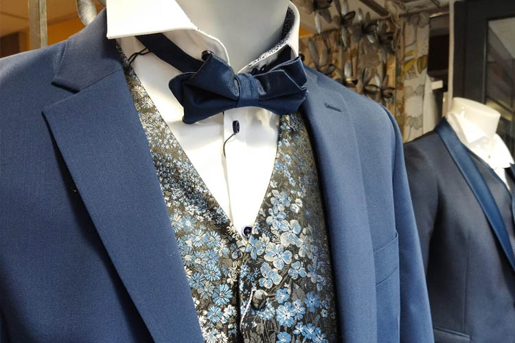 costume mariage brest landivisiau HOMS ET GARS costumes bleu , gilet et noeud papillon assortis et smoking