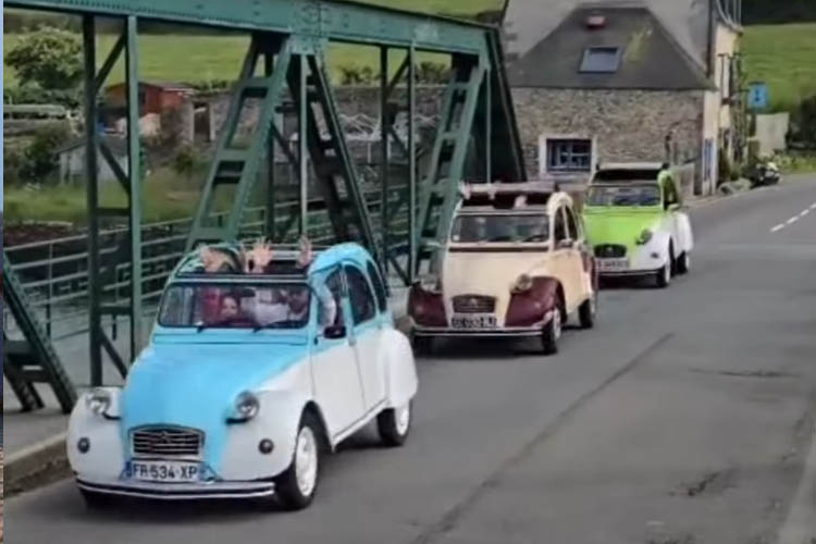 Location de 2 chevaux ou deuches pour votre mariage LEFOLGOET FINISTERE bleu verte et bordeau